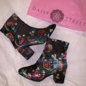 VINTAGE EMBROIDERED BOOTIES SIZE 8